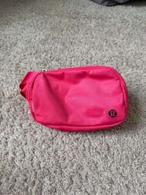 lululemon Everywhere Belt Bag - Lip Gloss